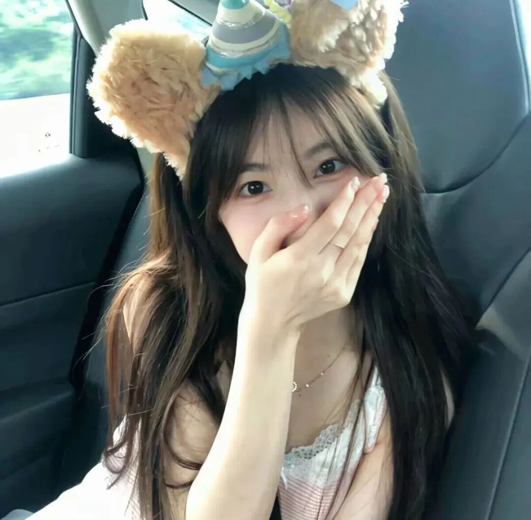 车内捂嘴甜妹女生头像