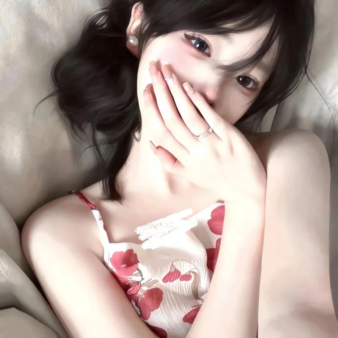 捂嘴纯欲女生头像