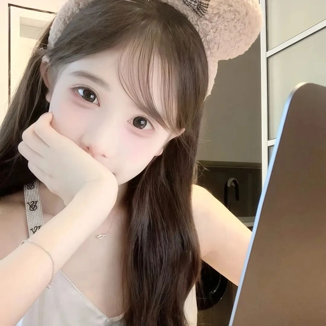 捂嘴甜妹女生头像