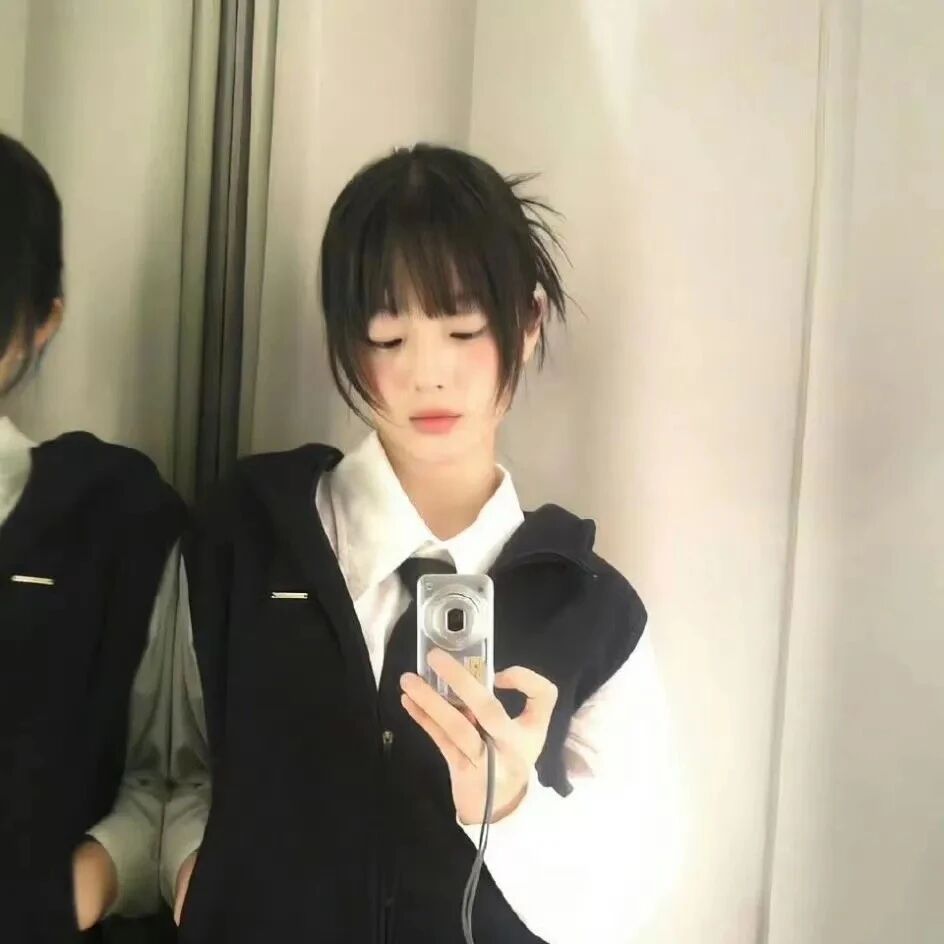 很飒自拍手机女生头像
