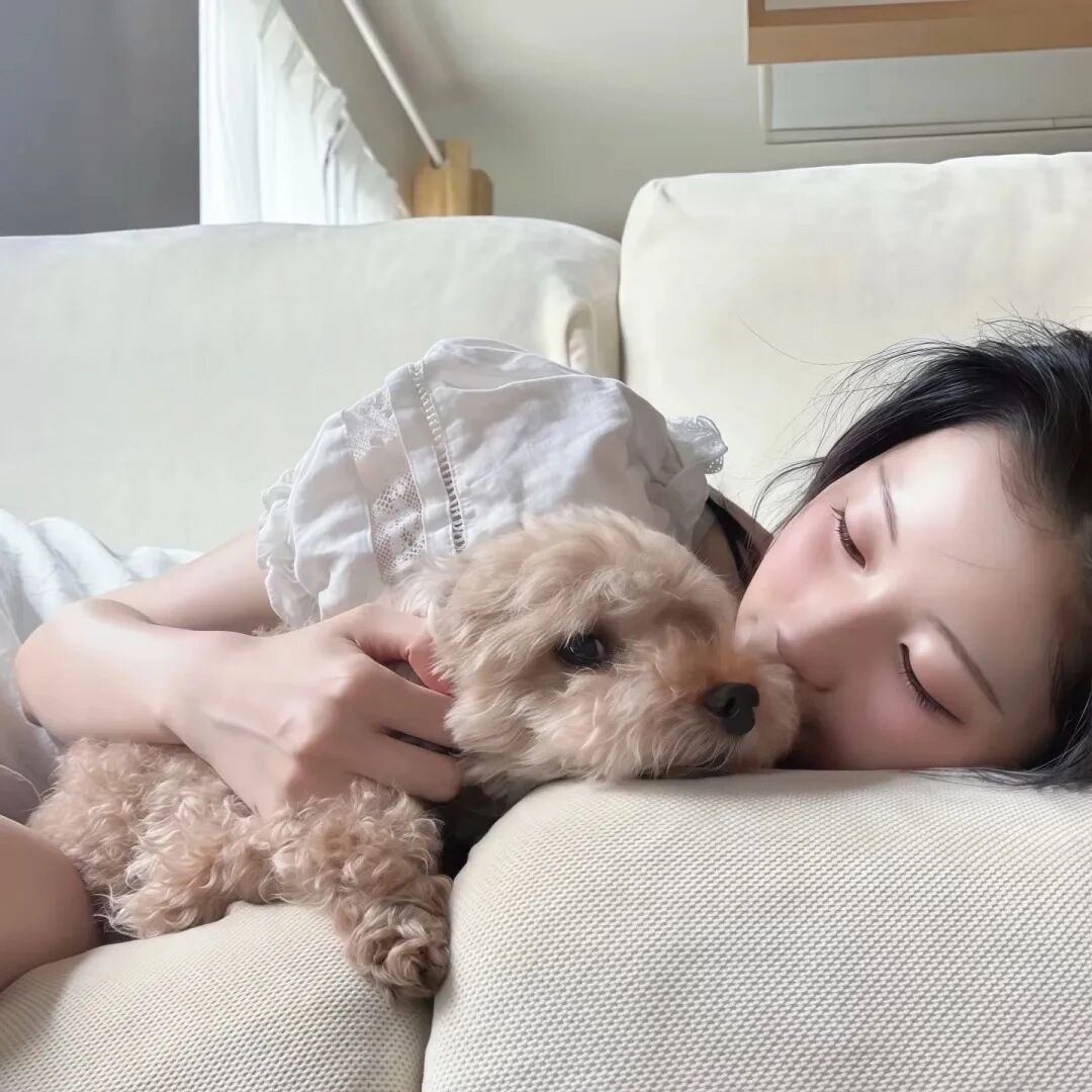抱着狗狗温柔女生头像