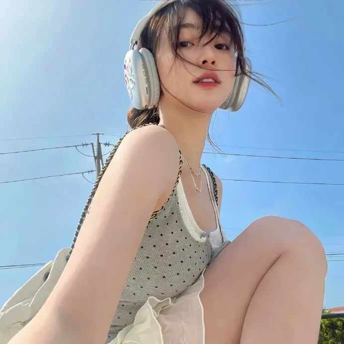 戴耳机甜妹女生头像