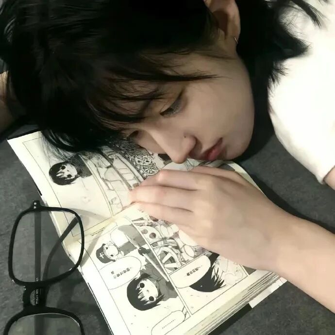 趴着甜妹女生头像