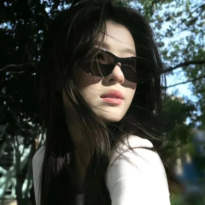 很飒墨镜女生头像