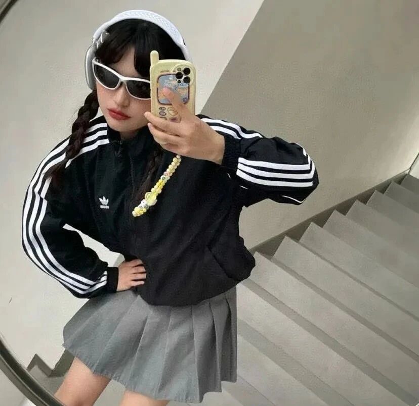 自拍手机墨镜甜酷女生头像