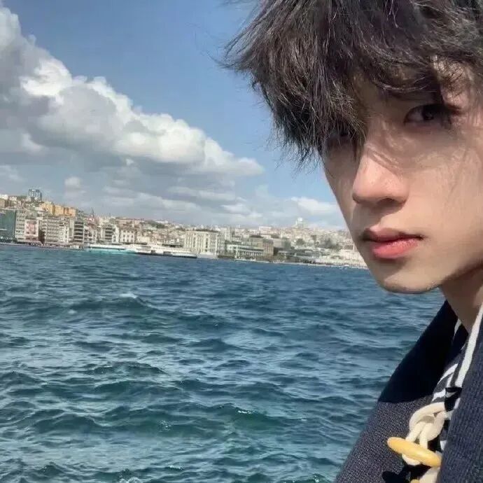 海边个性男生头像