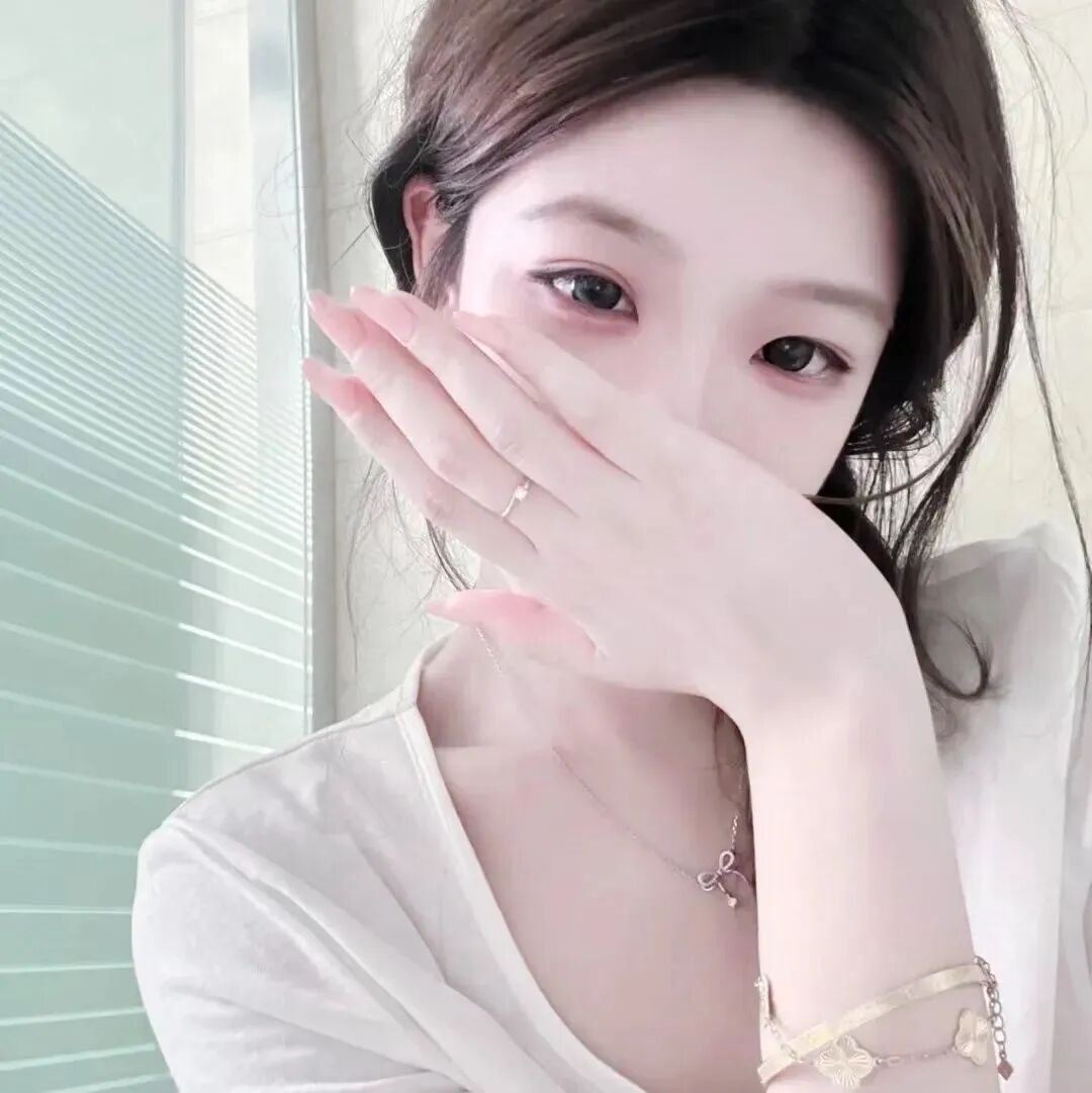 捂嘴温柔女生头像