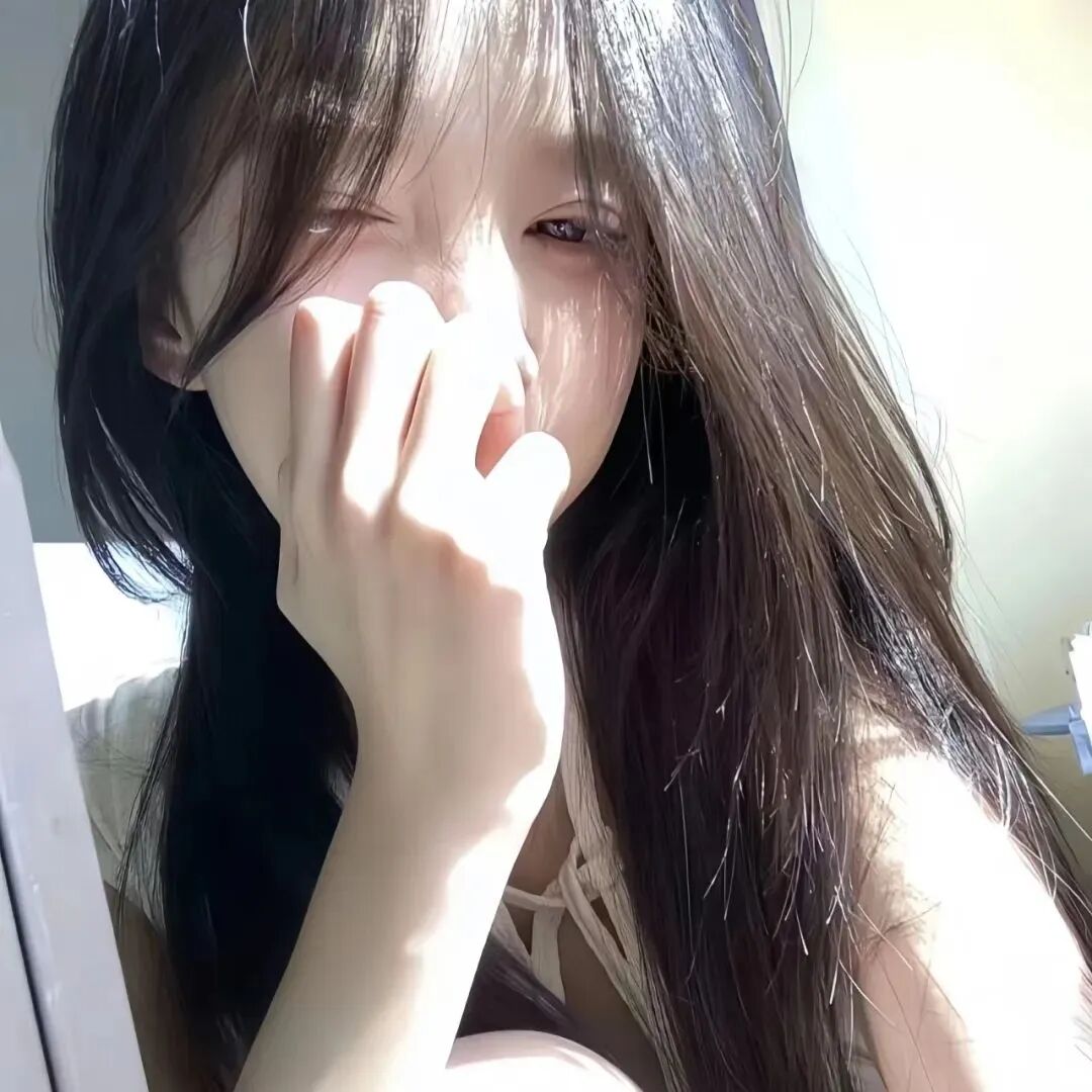 捂嘴甜妹女生头像