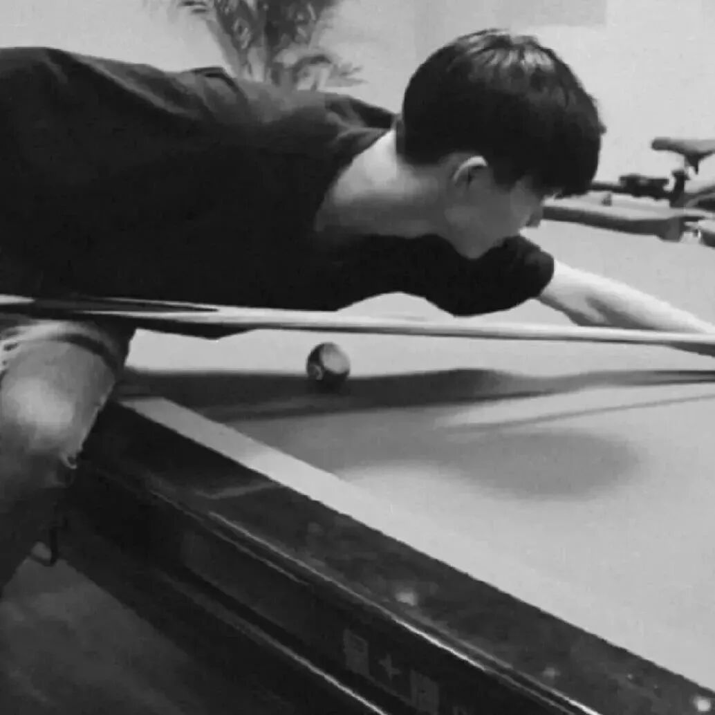 打台球黑白男生头像