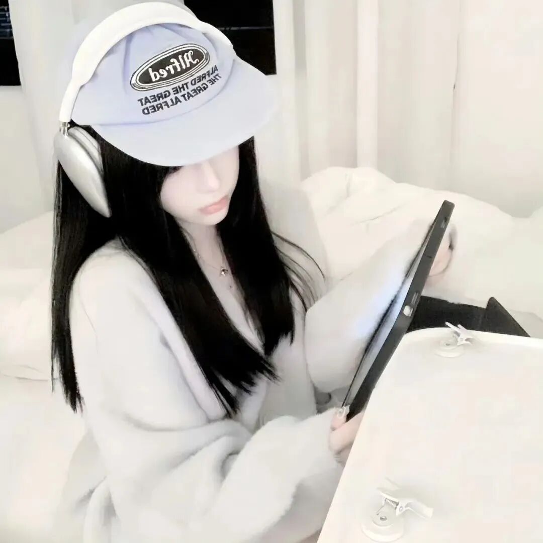 戴耳机温柔女生头像