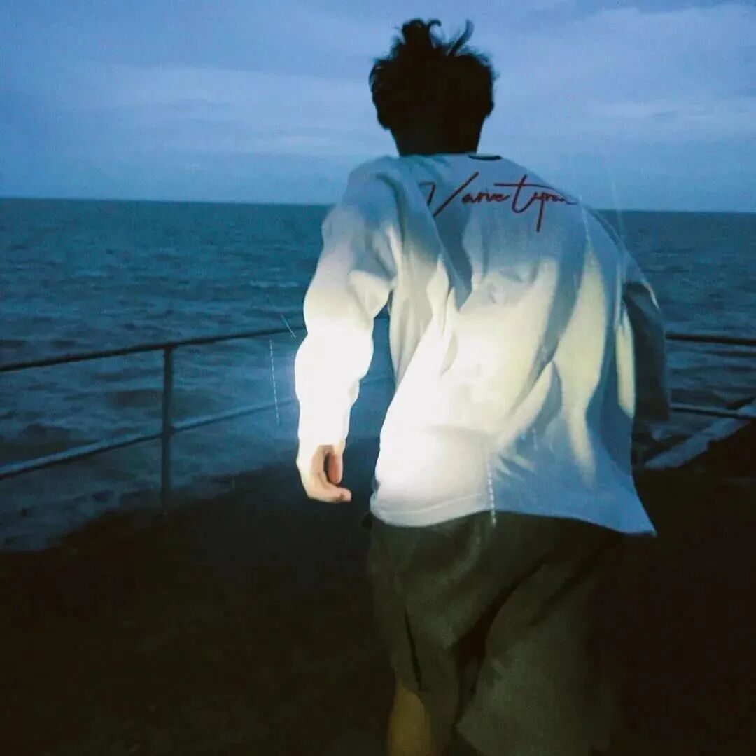 海边自由感背影不露脸男生头像