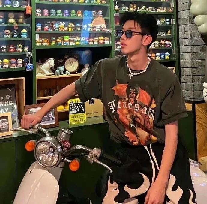 墨镜痞帅男生侧脸头像