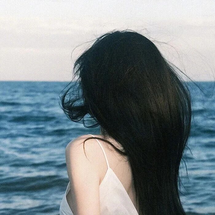 温柔海边背影不露脸女生头像
