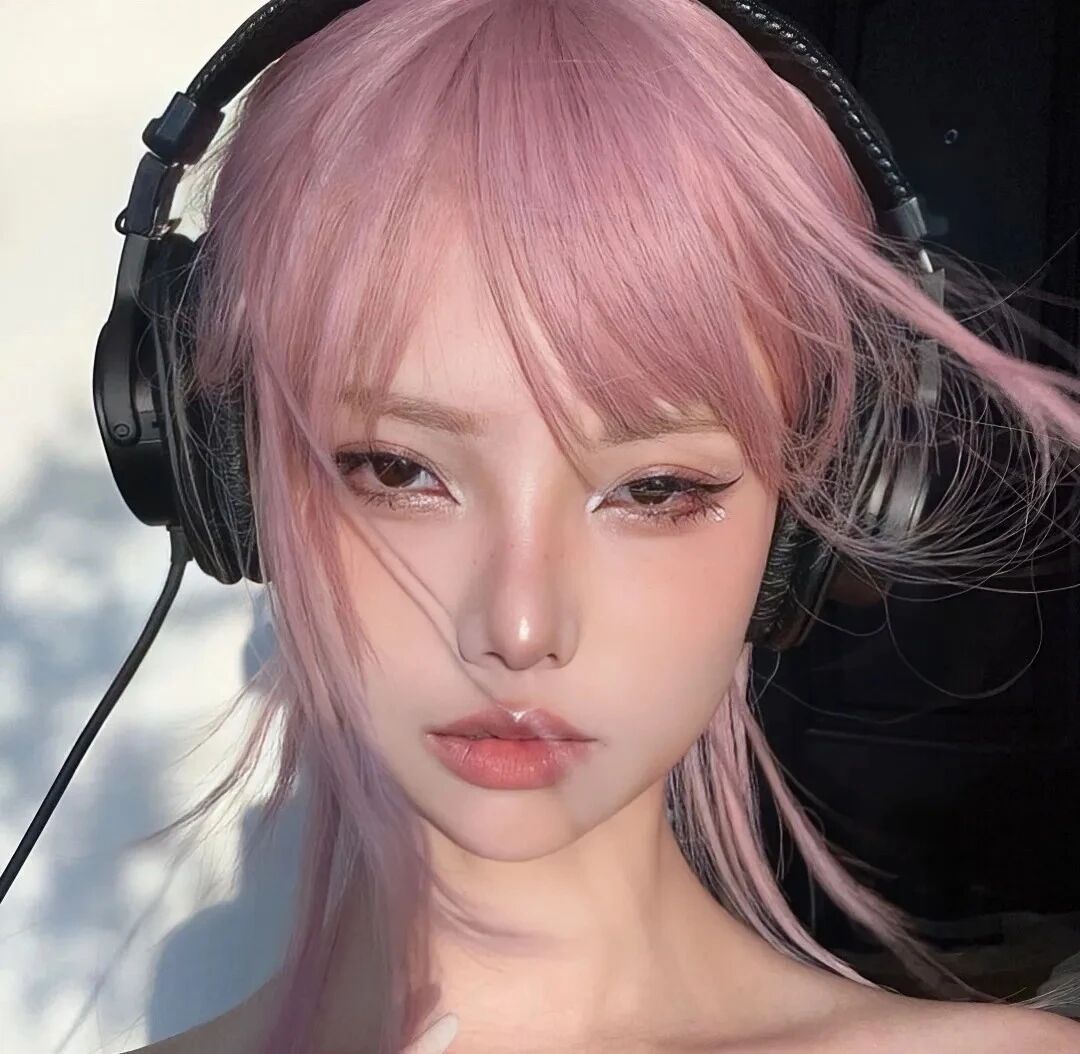 甜酷戴耳机红发女生头像