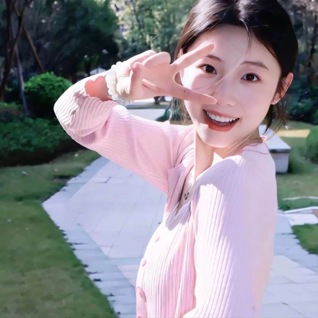 剪刀手爱笑温柔女生头像