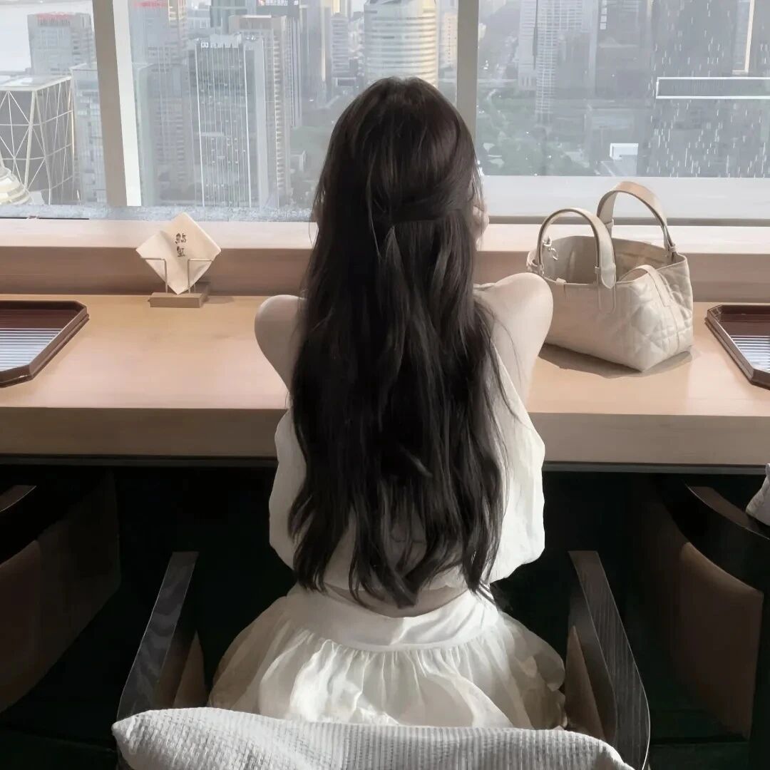 温柔背影不露脸女生头像