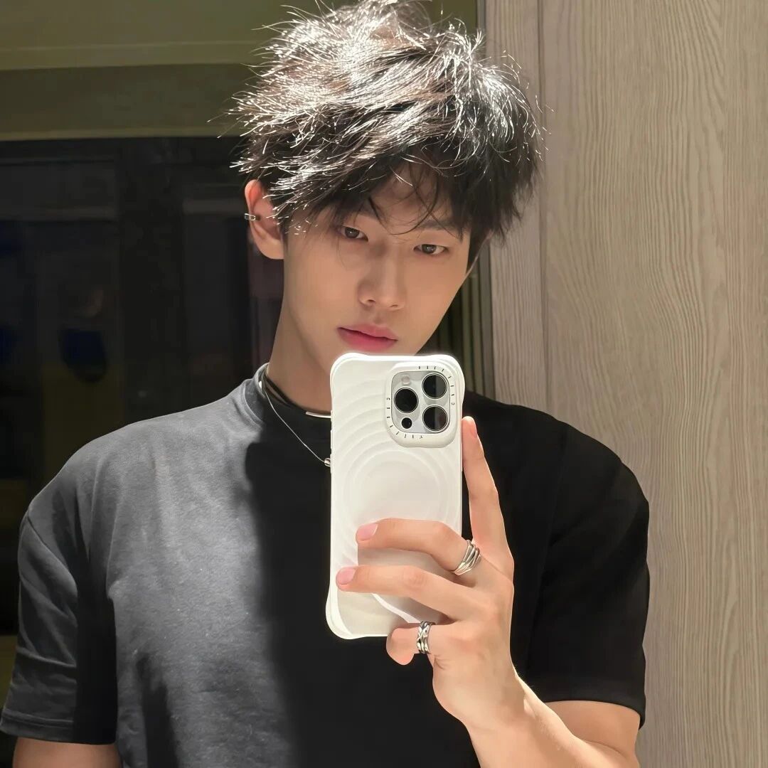 自拍手机痞帅男生头像
