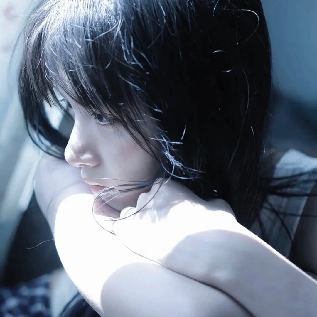 温柔侧脸女生头像