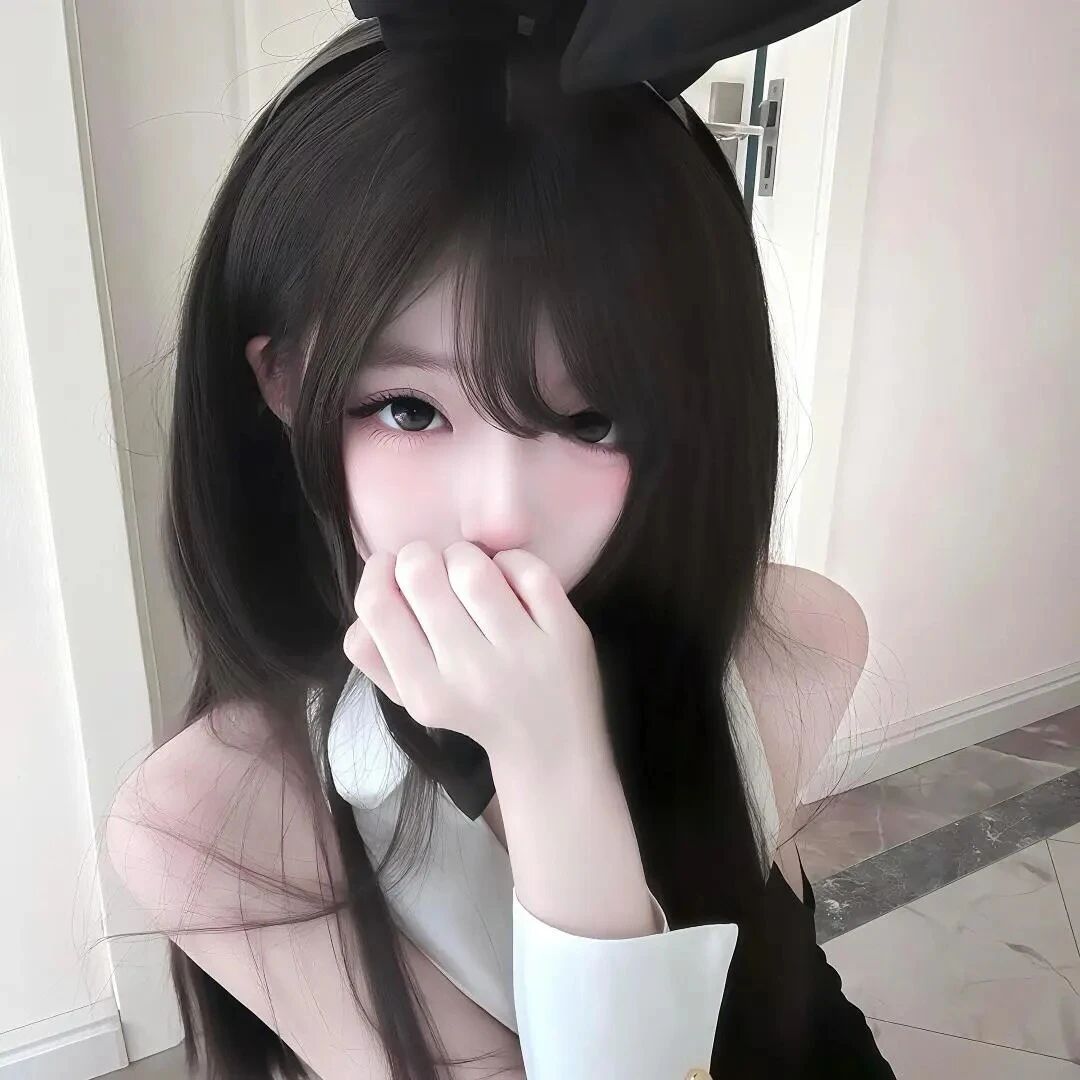 捂嘴纯欲女生头像