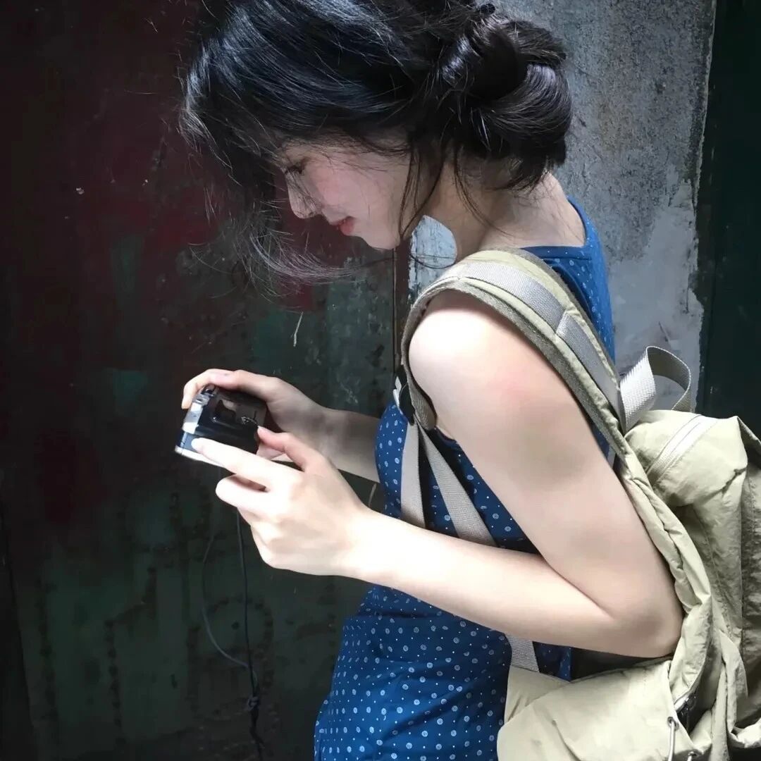 清冷侧脸女生头像