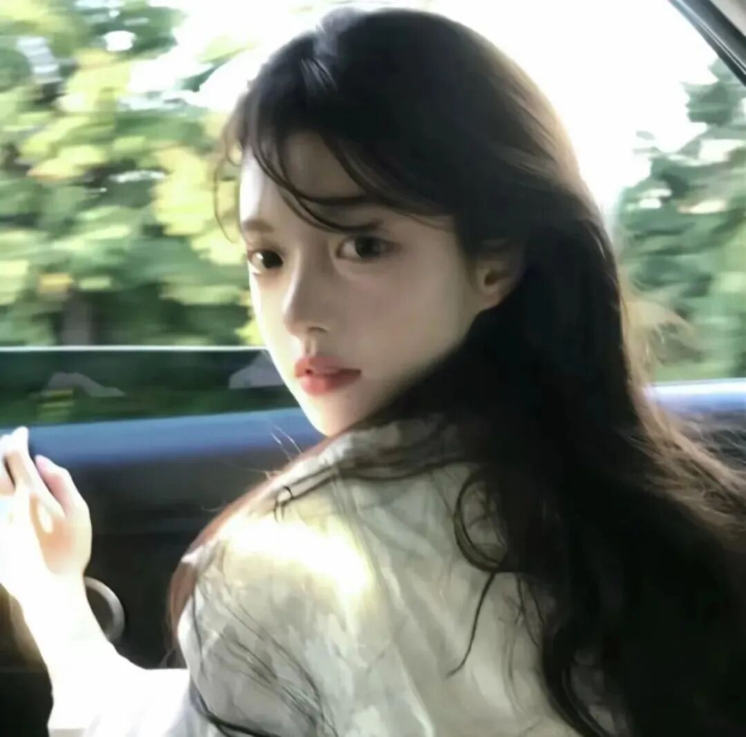 车内温柔女生头像