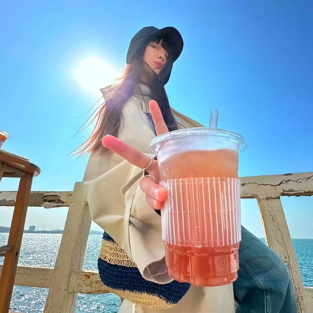 喝饮料自由感女生头像