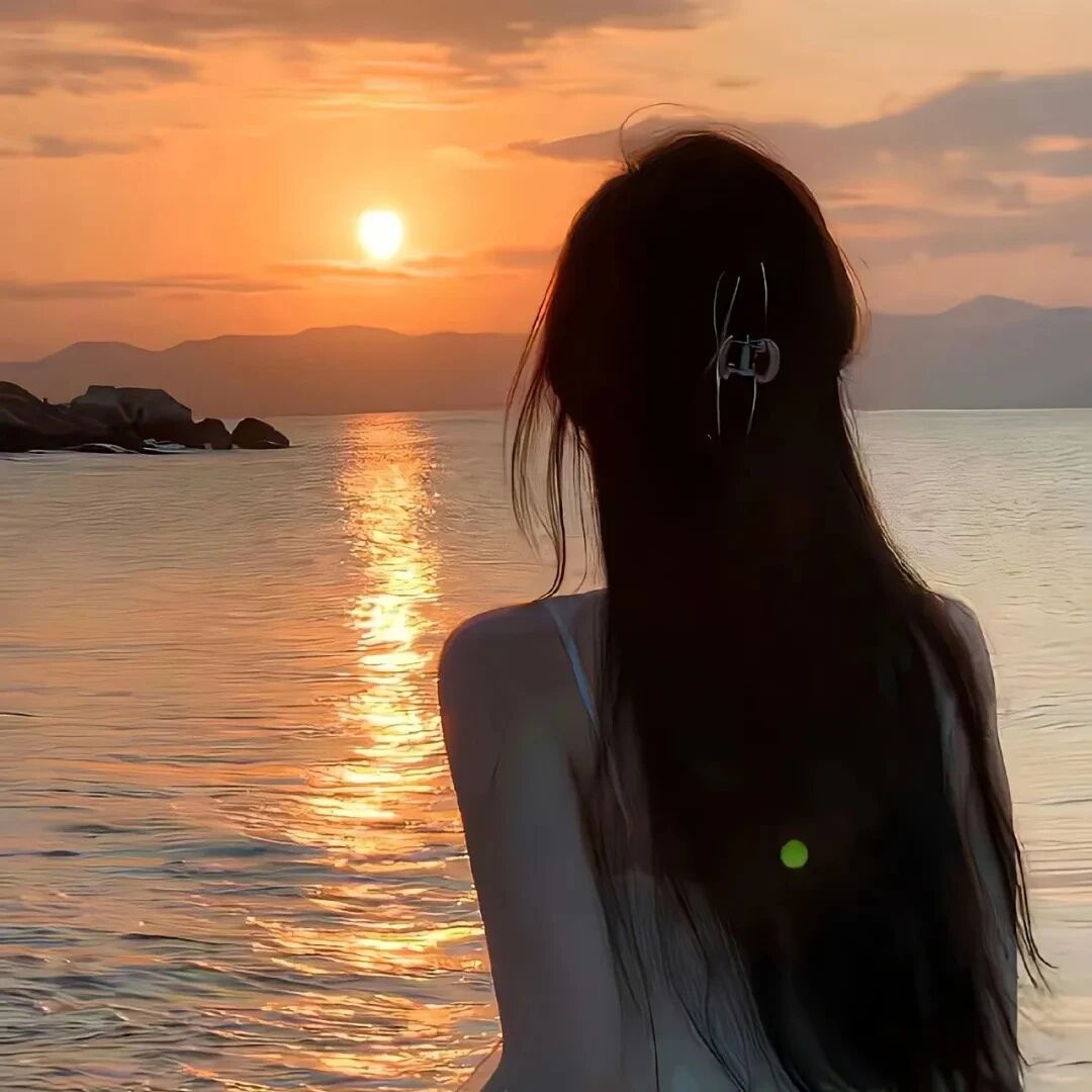 氛围感海边日落背影不露脸女生头像