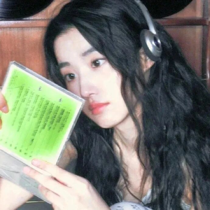 戴耳机小众女生头像