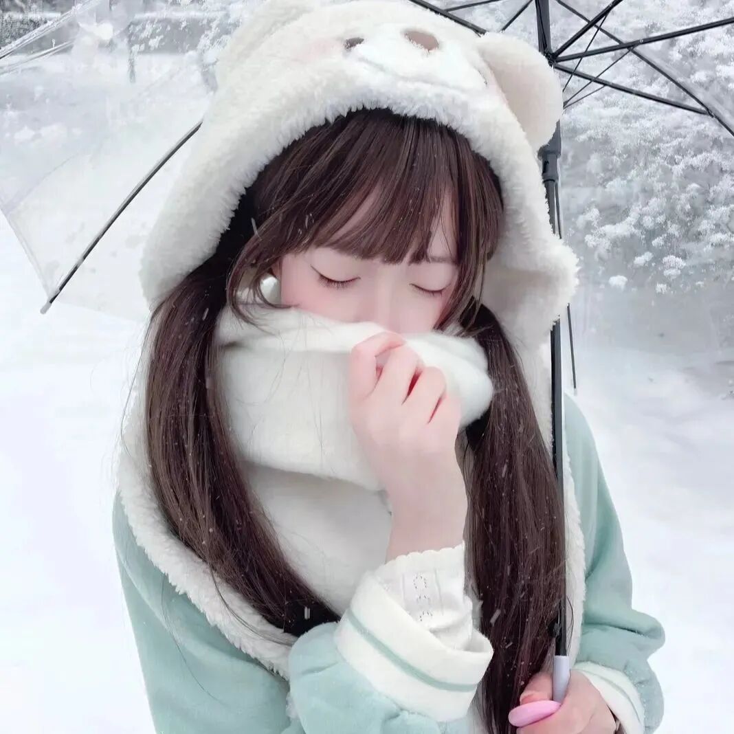 撑伞围巾冬天甜妹女生头像