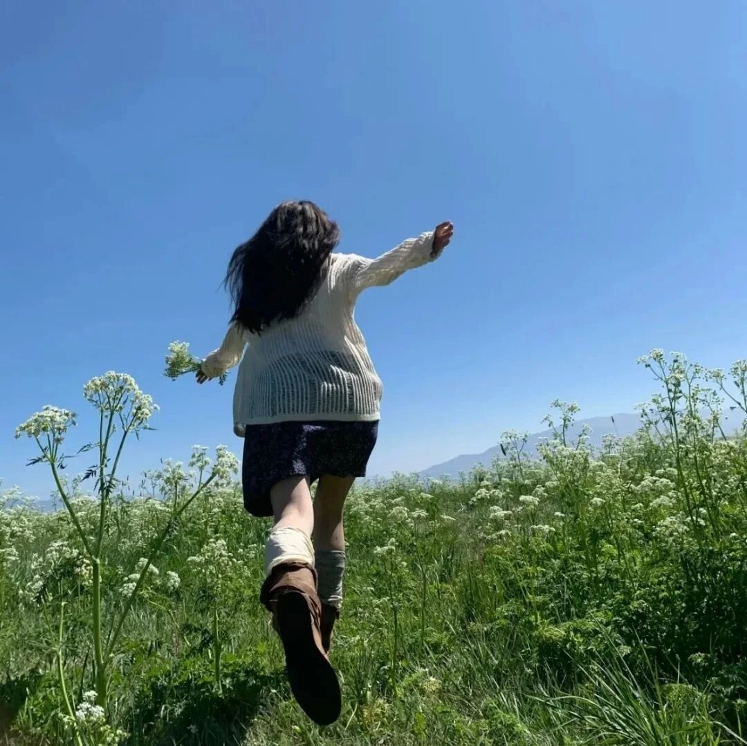 奔跑小清新背影不露脸女生头像