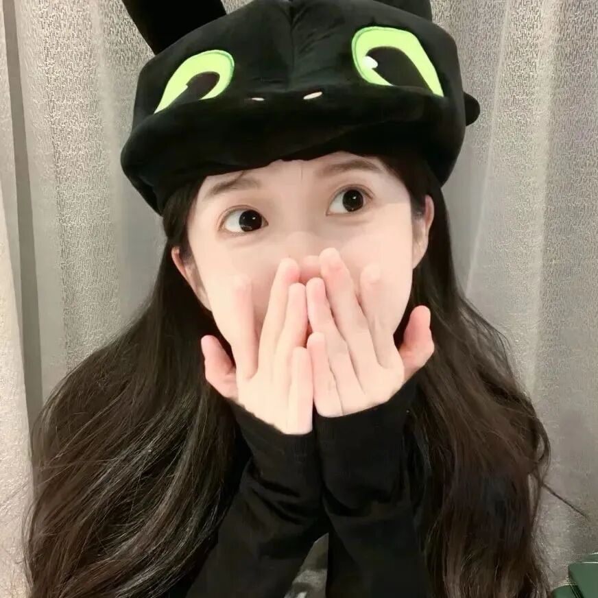 捂嘴甜妹女生头像
