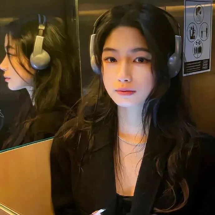 戴耳机气质女生头像