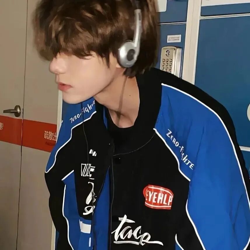 戴耳机个性侧脸男生头像