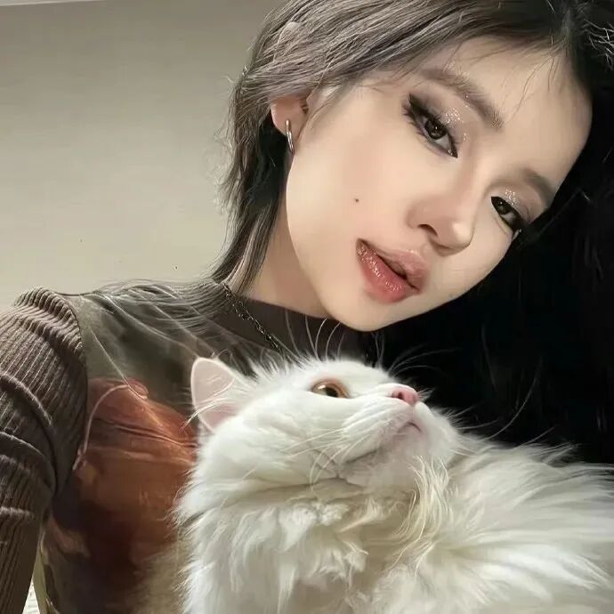 抱着猫咪气质女生头像