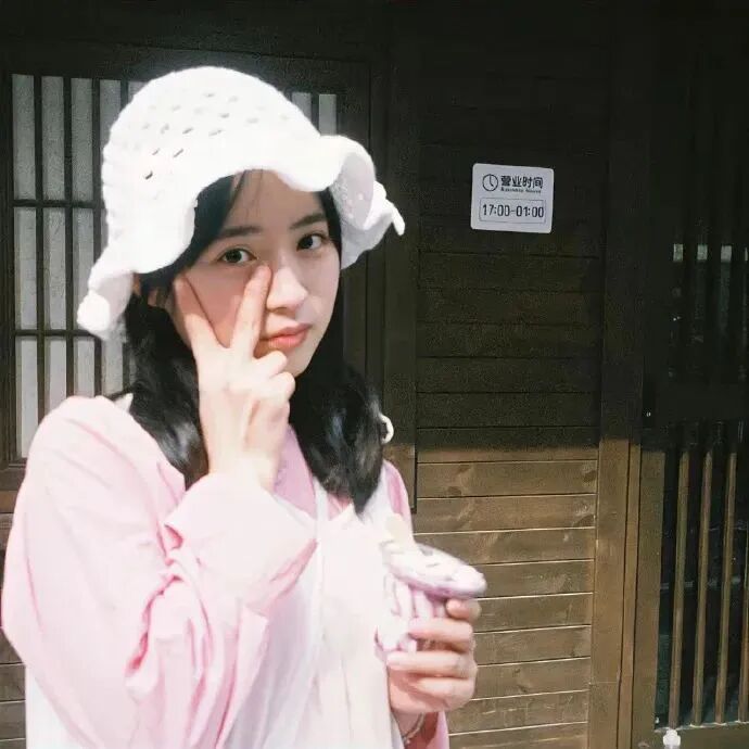 剪刀手温柔女生头像