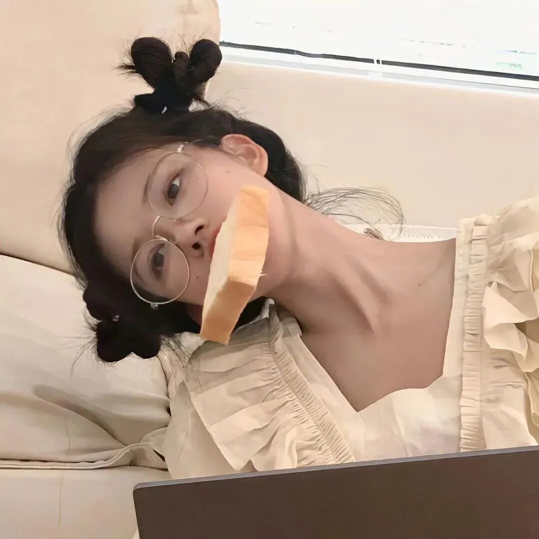 吃面包甜妹女生头像