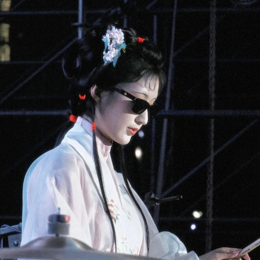 墨镜很飒古装侧脸女生头像