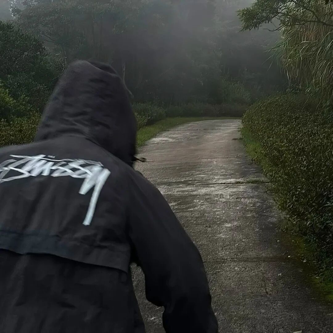 自由感背影不露脸男生头像