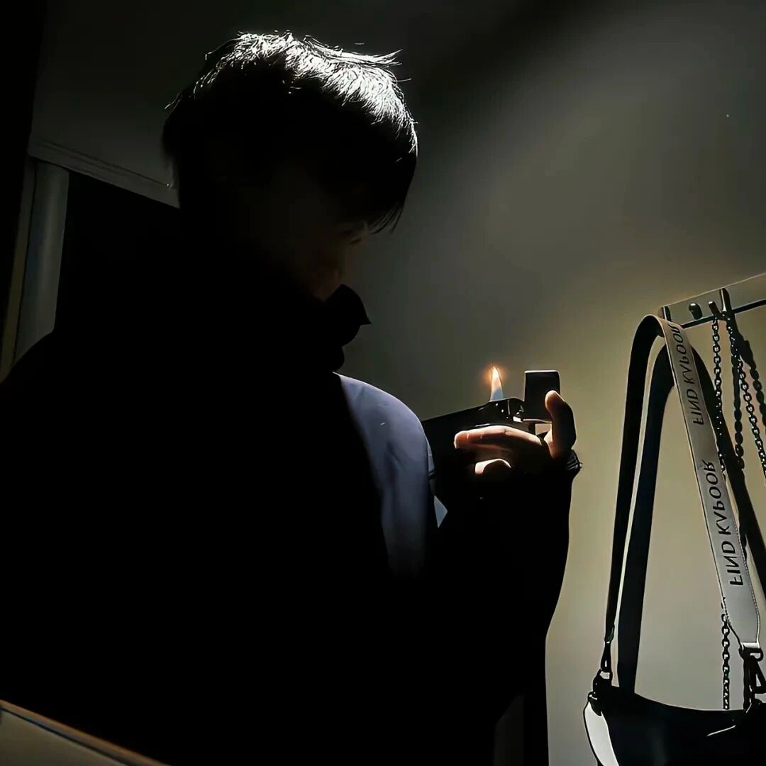 打火机痞帅男生头像