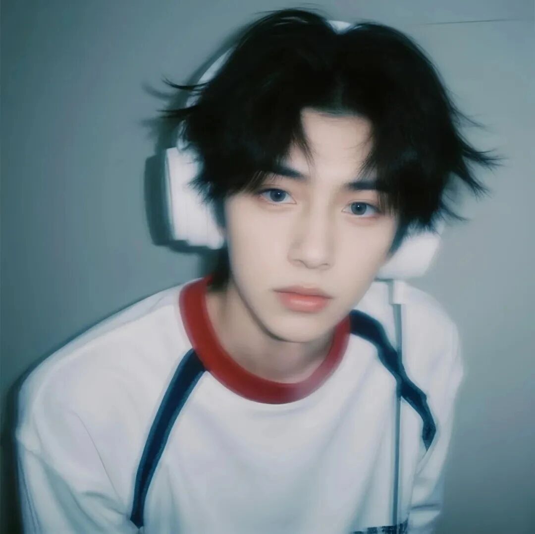戴耳机小众男生头像