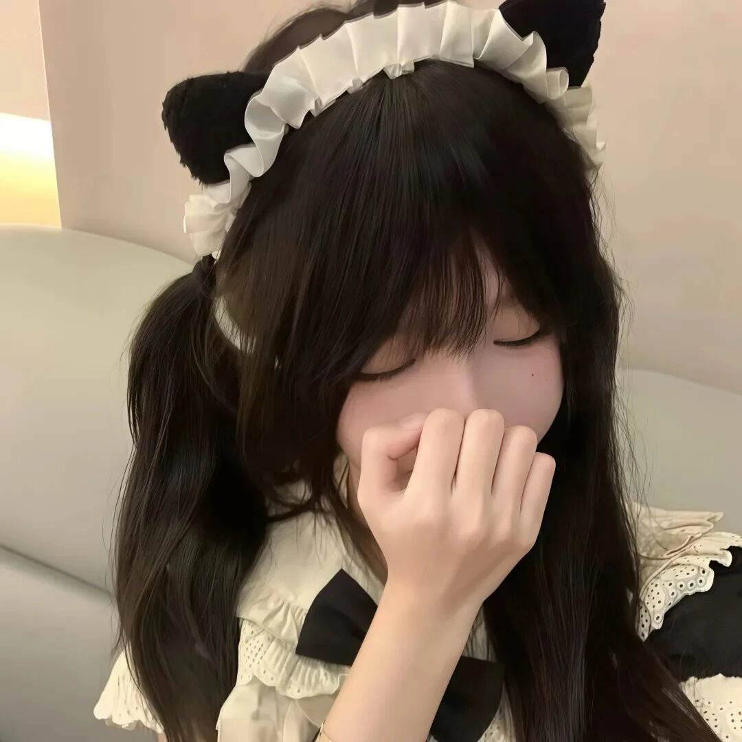捂嘴制服少萝女生头像