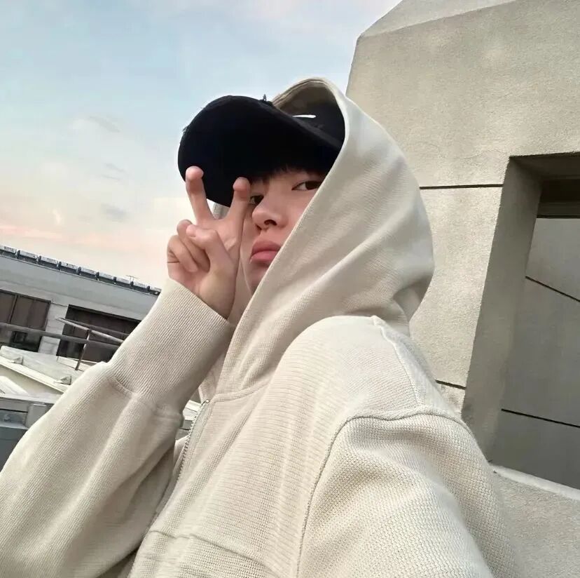 剪刀手小众男生头像