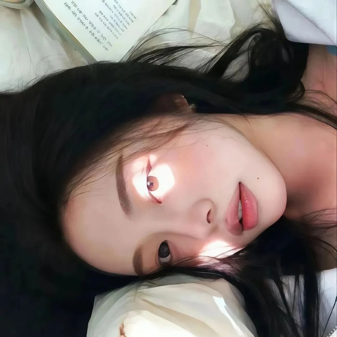 躺着光感女生头像
