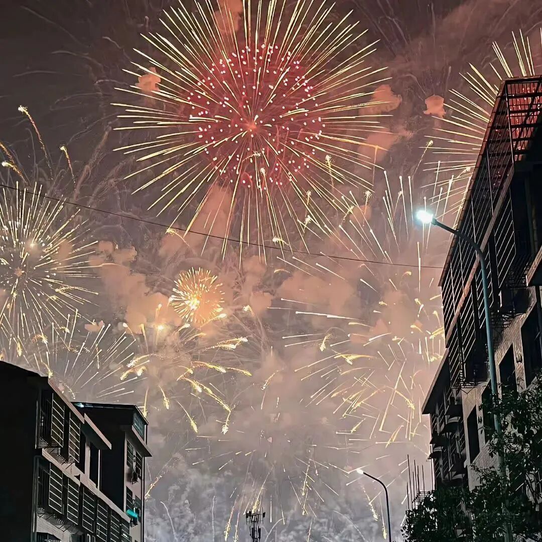 新年烟花朋友圈背景图