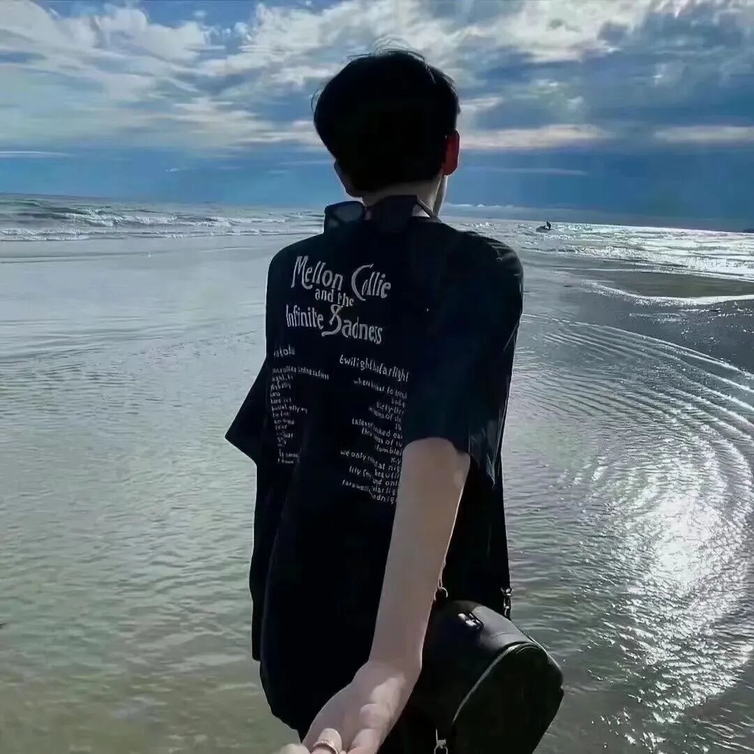 zrnngqzuhaibanlv牵手海边真人情侣头像