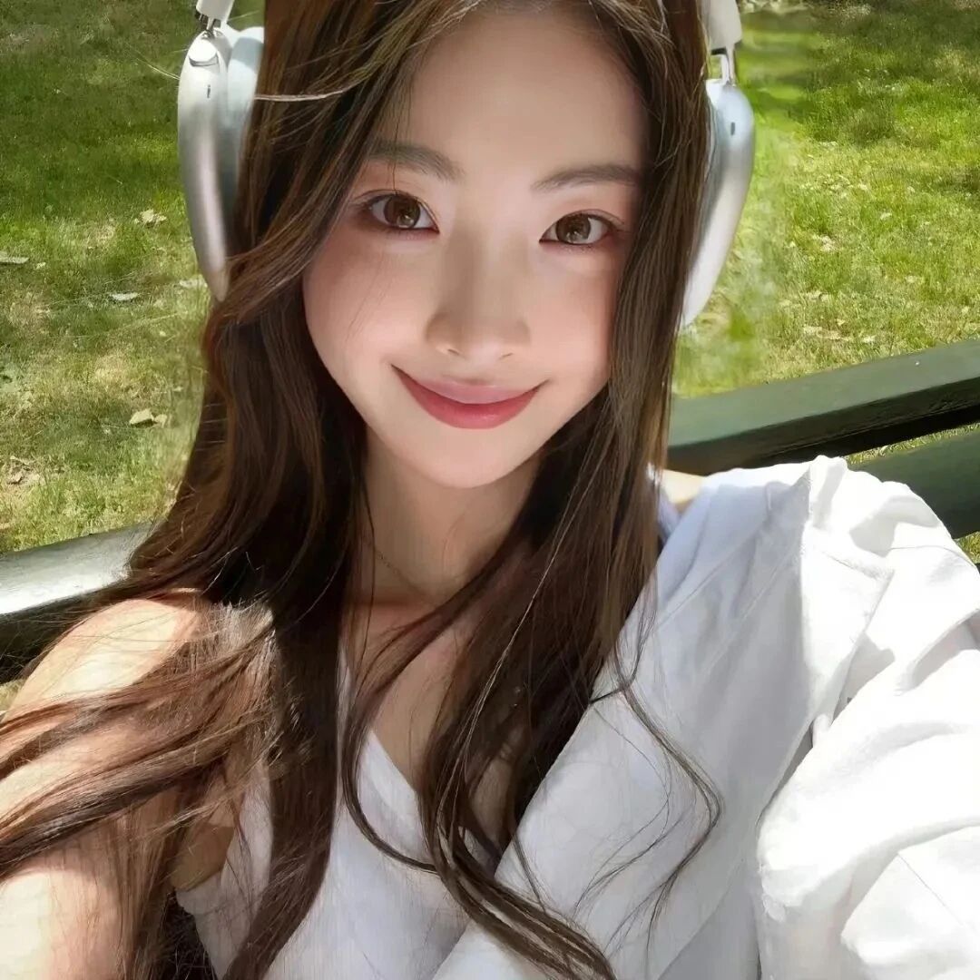 戴耳机温柔女生头像