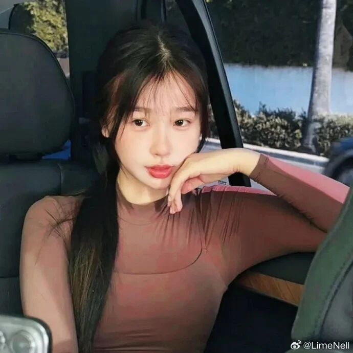 虞书欣爱豆车内女生头像
