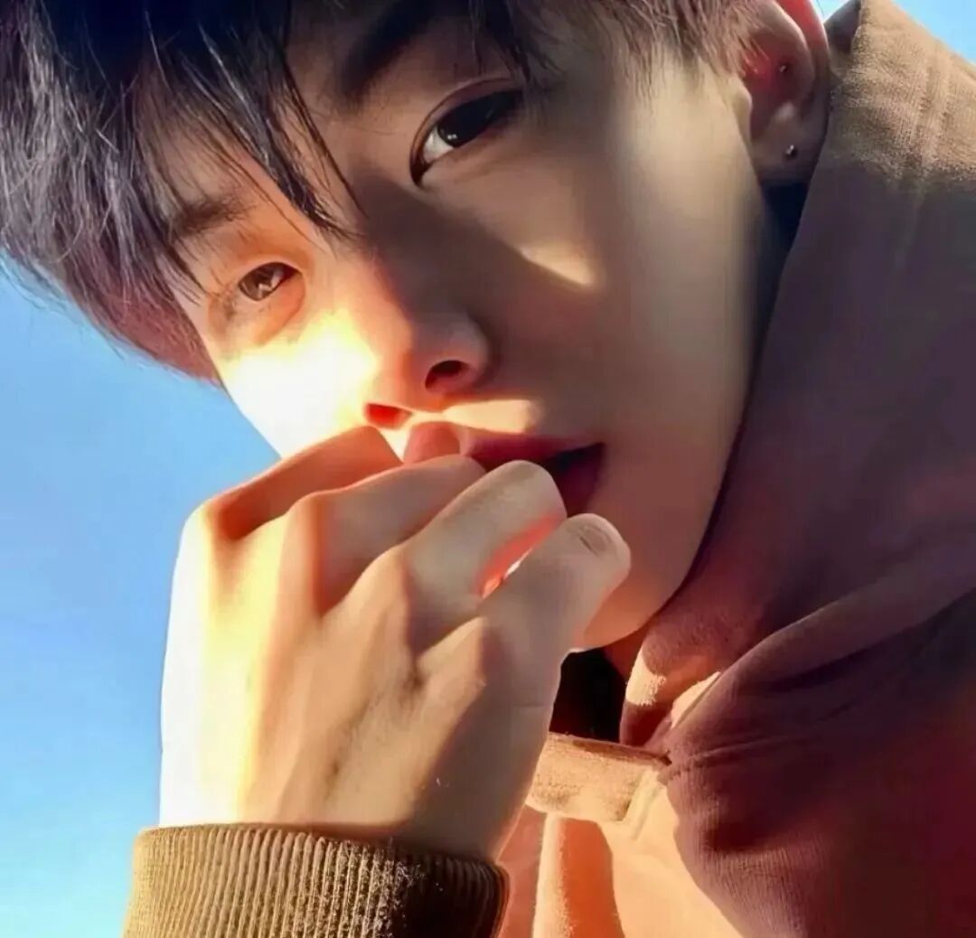 zrngguangganbanlv单人真人情侣头像