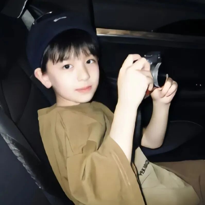 车内小男孩萌娃头像