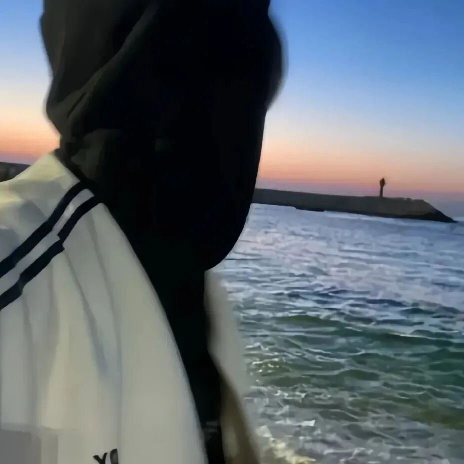 海边氛围感不露脸男生头像